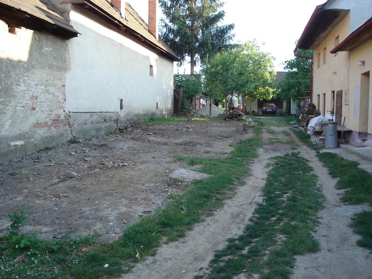 Náš dvor momentálne.JPG